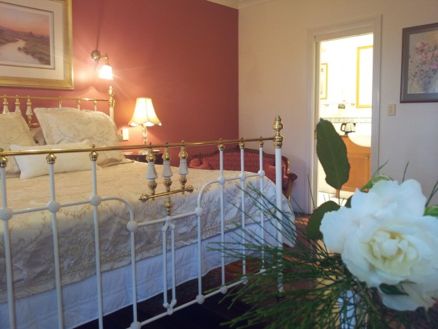 Country Rose Images to help you decide. Tamborine Mountain accommodation.